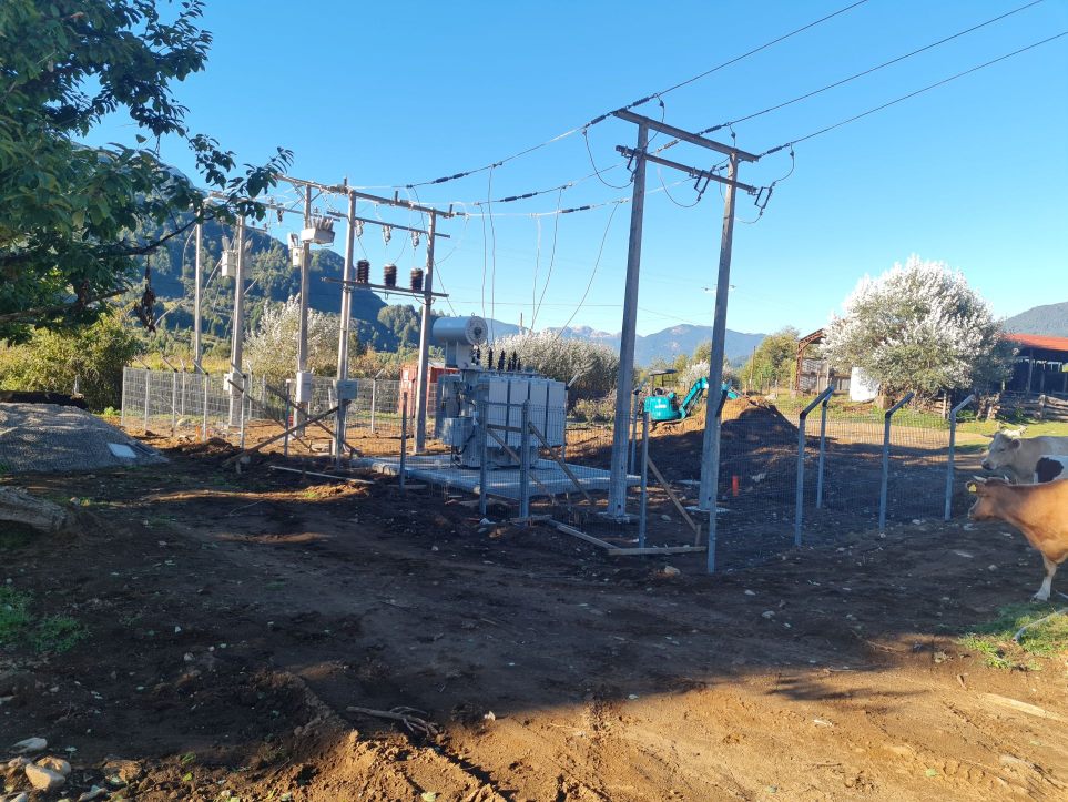 Subestación eléctrica en entorno rural