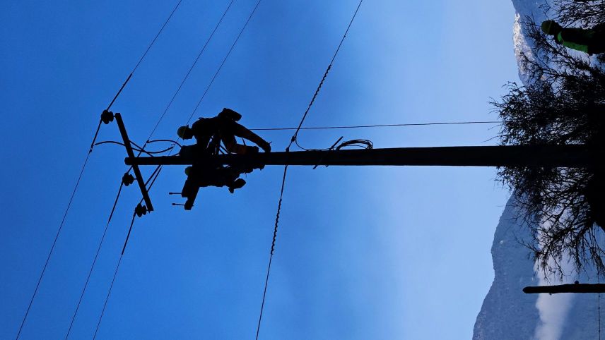 Trabajo en altura en poste eléctrico