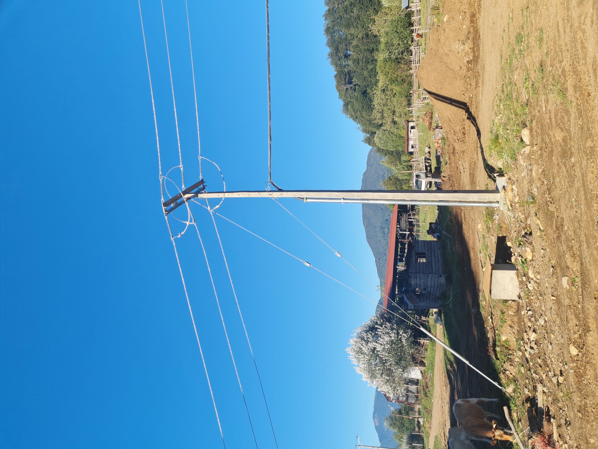 Instalación eléctrica en poste rural