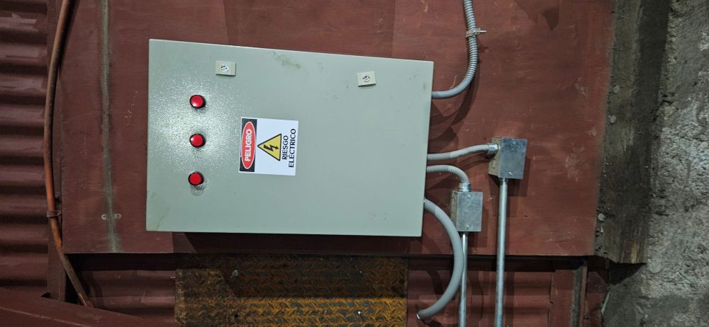 Tablero eléctrico con señalización